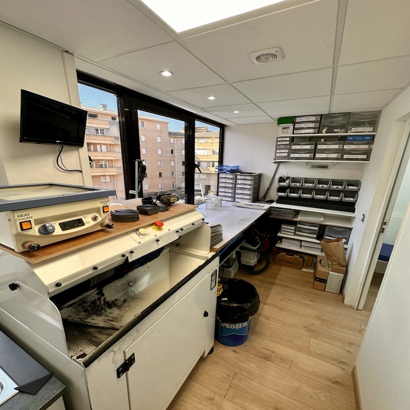 Ici c'est l'atelier ou l'on fabrique vos semelles et autres appareillages.